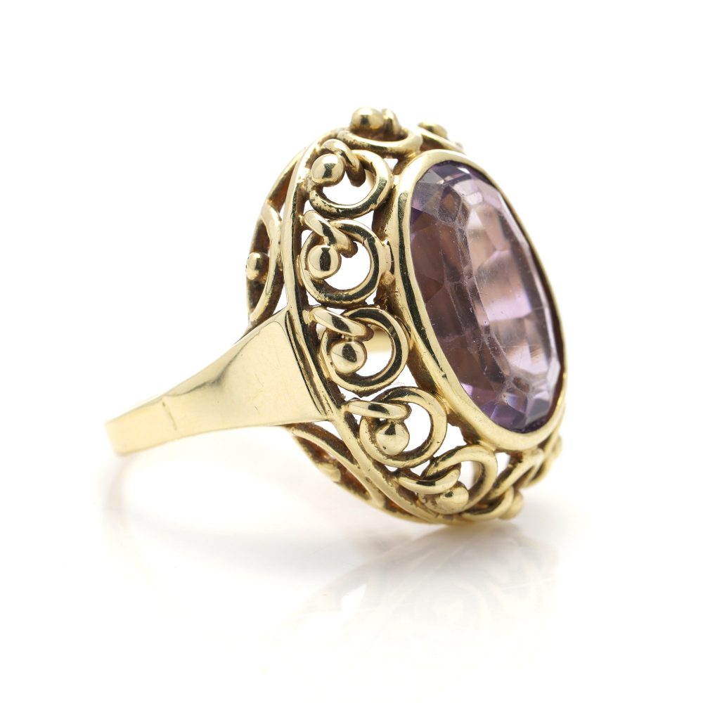 Vintage 6.30ct Oval Amethyst and 14ct Yellow Gold Dress Ring