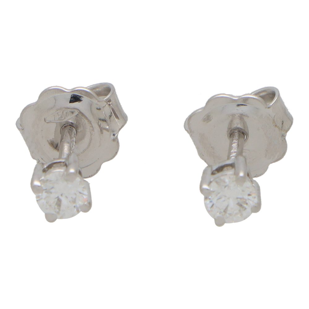 Diamond stud earrings in white gold.