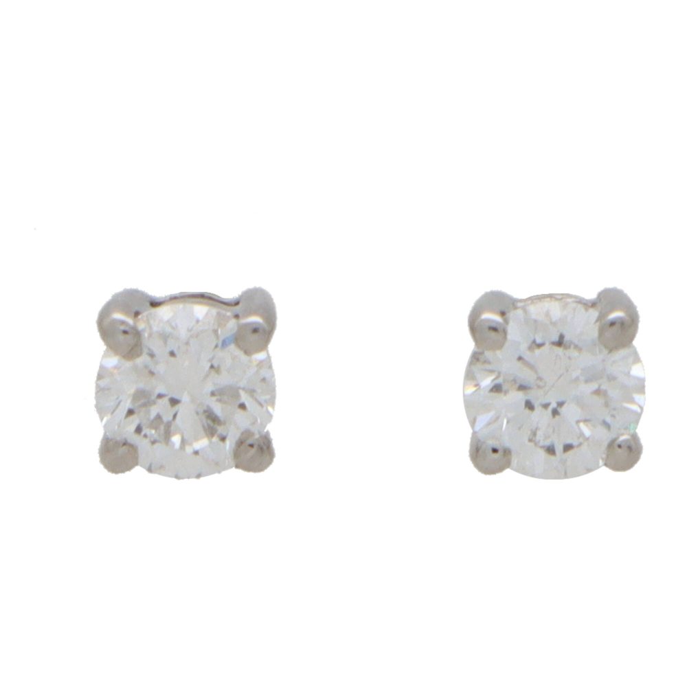 Diamond stud earrings in white gold.