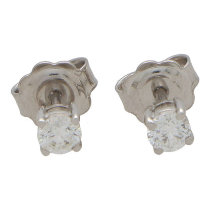 Diamond stud earrings in white gold.