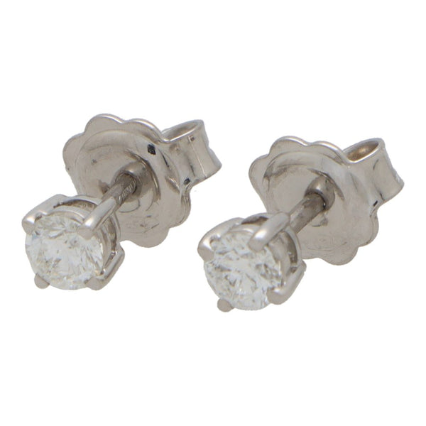 Diamond stud earrings in white gold.