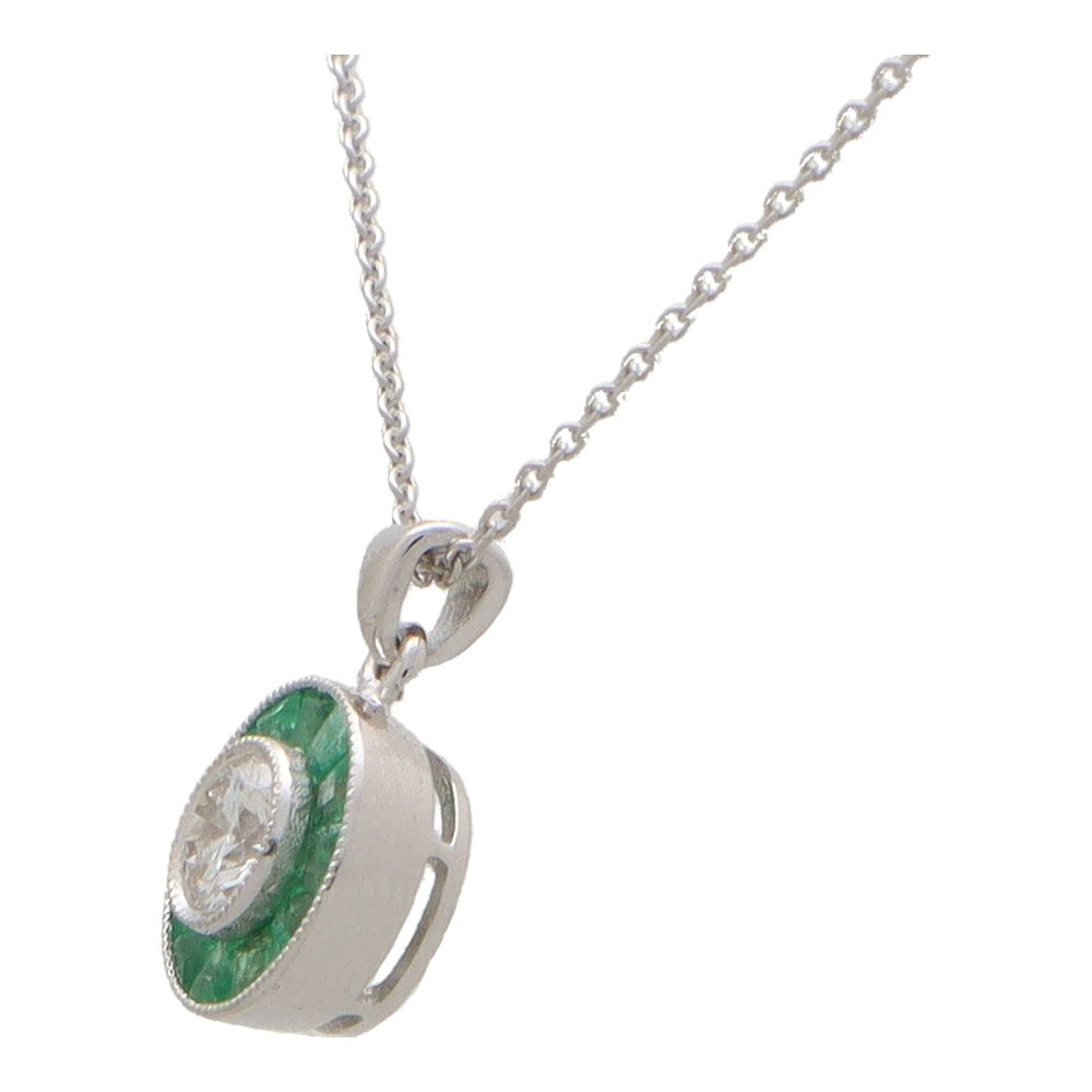 Diamond and emerald necklace in white gold.