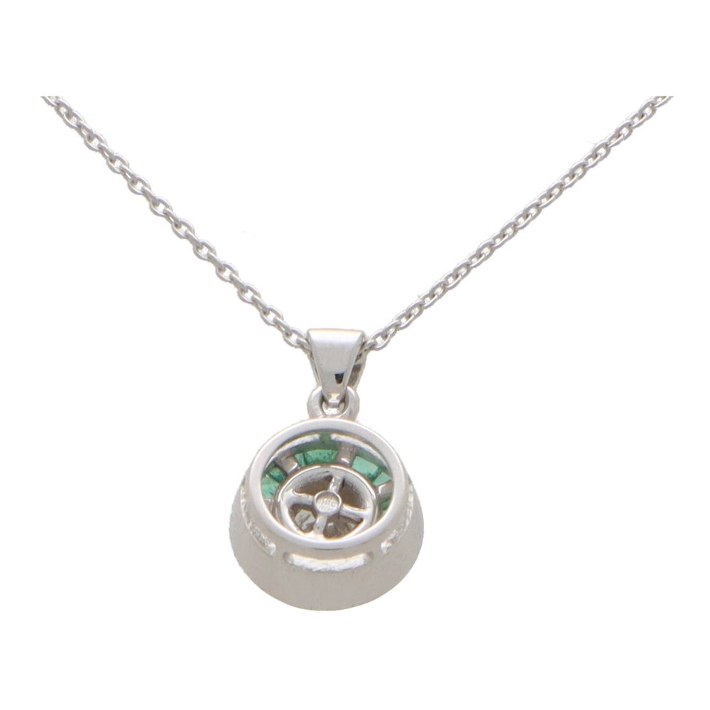Diamond and emerald necklace in white gold.