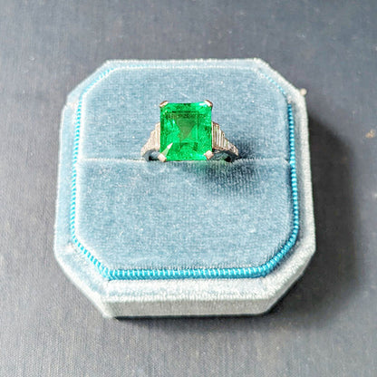 Vintage 4.66ct Emerald Solitaire Engagement Ring with Baguette Diamond Shoulders in platinum, Circa 1980s-1990s
