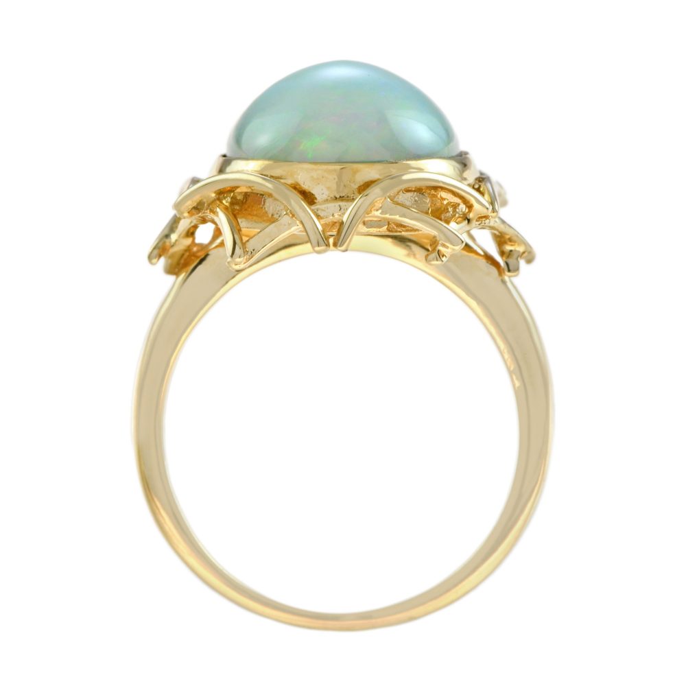 Decorative 6.5ct Ethiopian Opal and Yellow Gold Cocktail Ring
