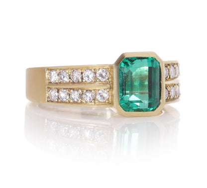 Vintage 18 ct Yellow Gold Natural Colombian Emerald ( No Oil ) And Diamond Ring