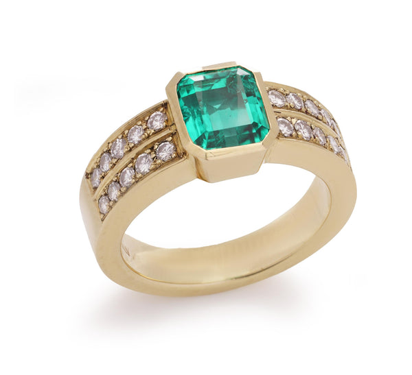 Vintage 18 ct Yellow Gold Natural Colombian Emerald ( No Oil ) And Diamond Ring