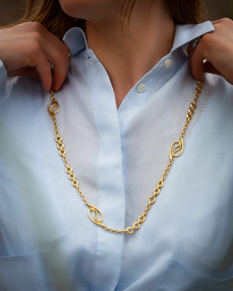 Hermés yellow gold necklace.