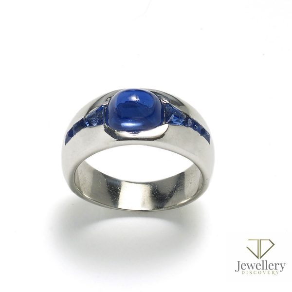 Cabochon sugarloaf Kashmir sapphire weighing 2 to 3 carats Jewellery Discovery