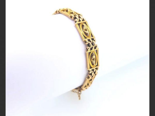 Victorian gate bracelet, central wreath design, 15ct yellow gold, 22.4g