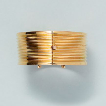 Victorian Antique 18ct Gold Ribbed Wide Bangle Bracelet, 18ct yellow gold wide ribbed bangle bracelet with a safety chain. Made in France, end 19th century