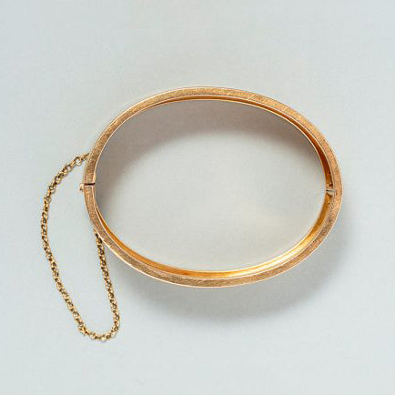 Victorian Antique 18ct Gold Ribbed Wide Bangle Bracelet, 18ct yellow gold wide ribbed bangle bracelet with a safety chain. Made in France, end 19th century