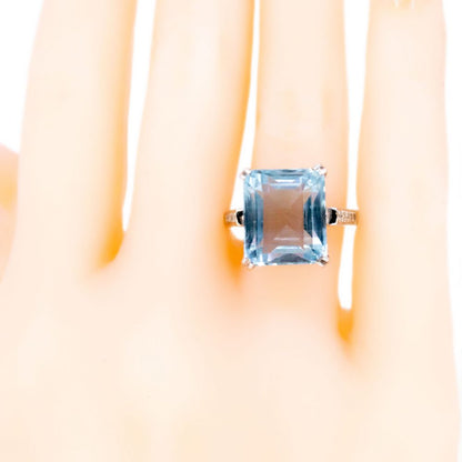 Vintage 9ct Aquamarine Ring with Diamond Set Shoulders