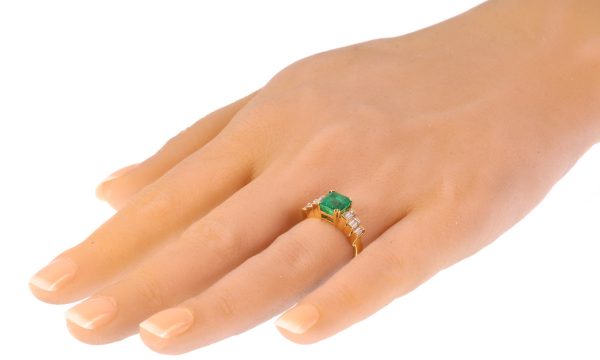 Vintage Colombian Emerald Diamond 18ct Gold Ring