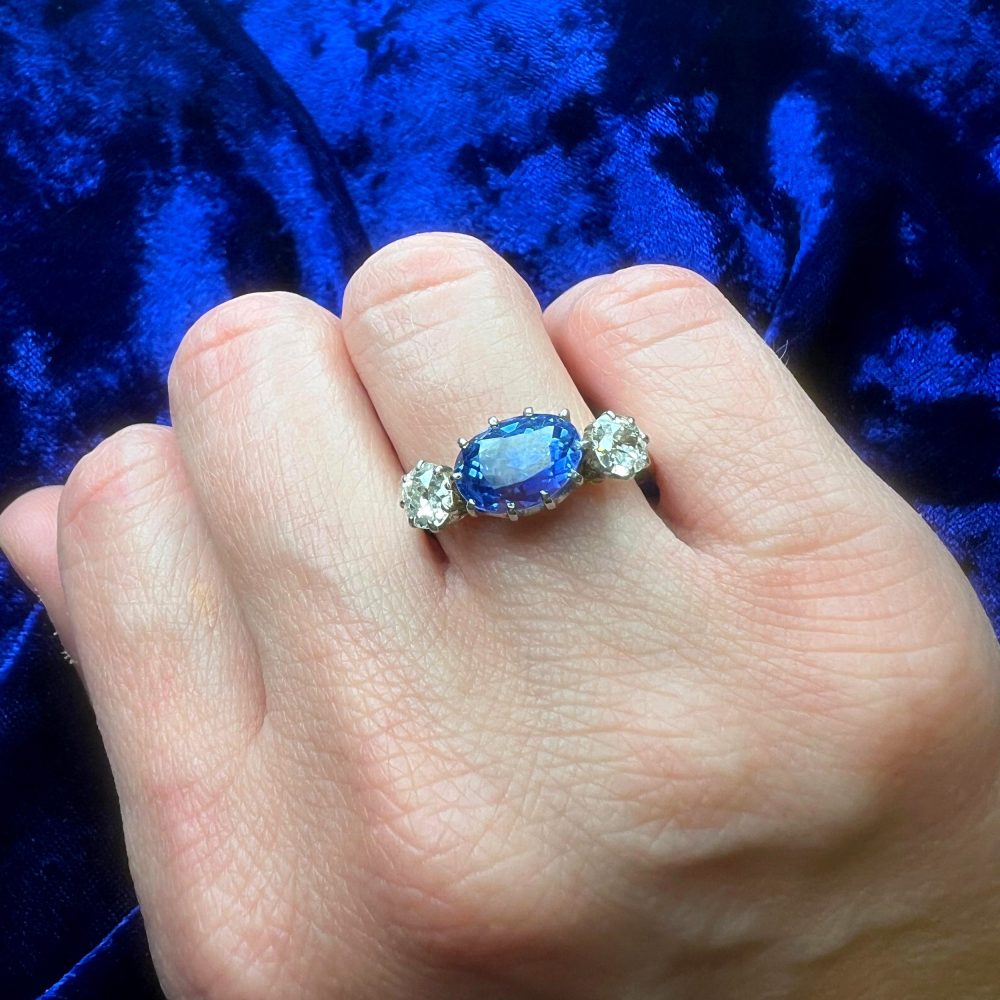 18 Carat Yellow Gold Three-Stone Ring With 3.70 Carat Natural Sapphire And Diamonds