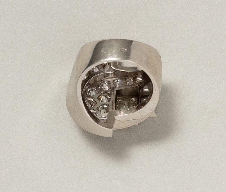 An antique vintage Art Deco diamond and platinum ring