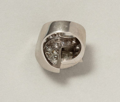 An antique vintage Art Deco diamond and platinum ring