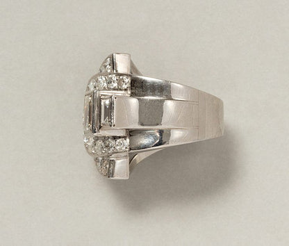 An antique vintage Art Deco diamond and platinum ring