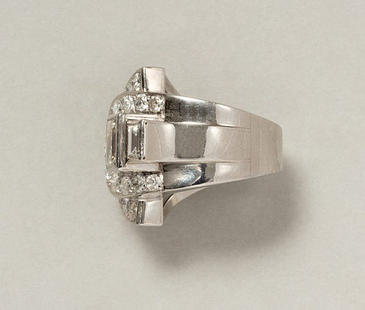 An antique vintage Art Deco diamond and platinum ring