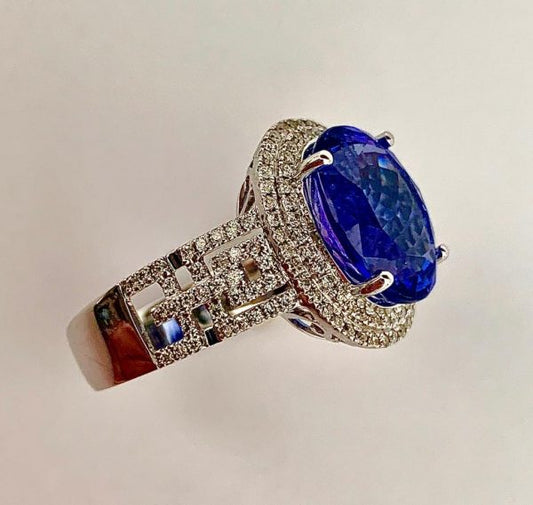 5.20ct Tanzanite and Diamond Ring, 18ct White Gold