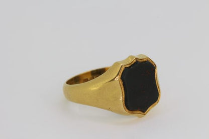 Antique Bloodstone Signet Ring in 18ct Gold; classic gentleman's 18ct yellow gold signet ring set with a shield shaped bloodstone, Circa 1908