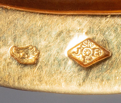 A vintage 18ct yellow gold tigers eye quartz and diamond elephant brooch