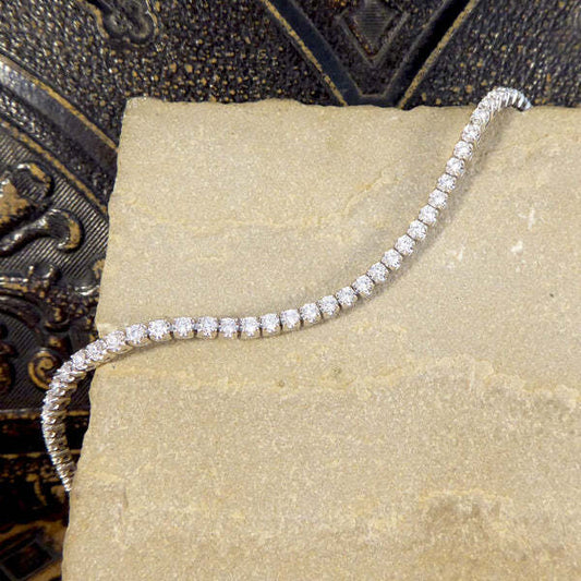 Flexi-link diamond tennis bracelet in white gold.