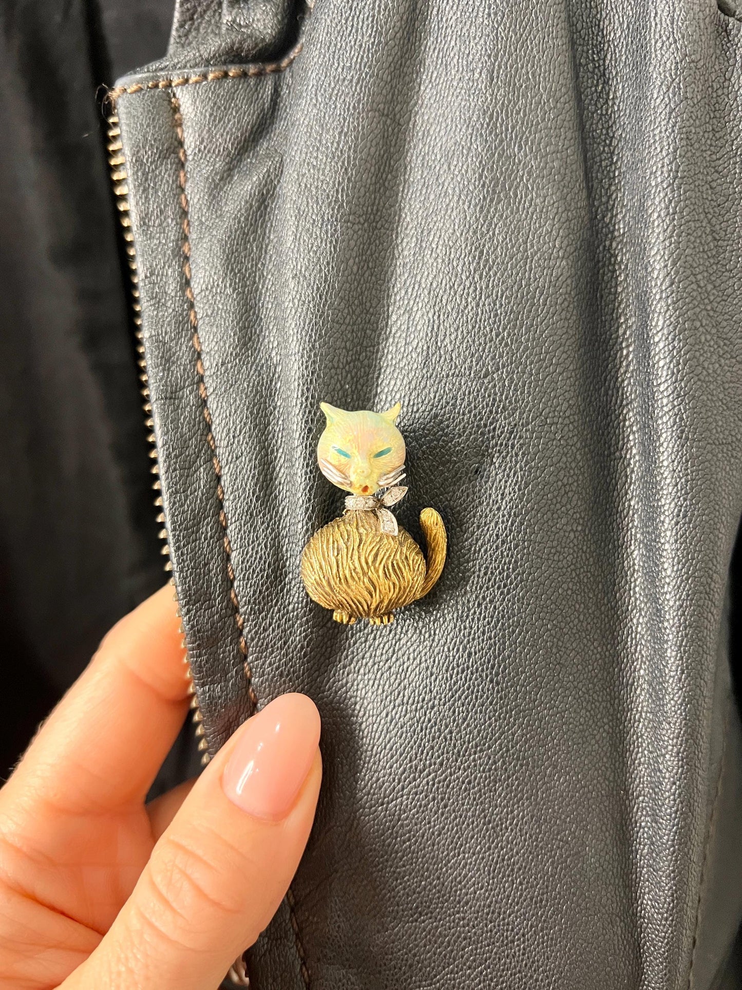Vintage 18ct Gold Stamped, 1960s Enamel Cat Brooch with Natural Diamond Collar