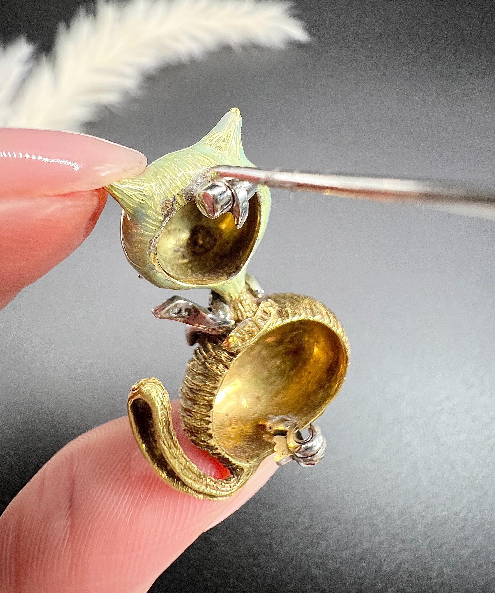 Vintage 18ct Gold Stamped, 1960s Enamel Cat Brooch with Natural Diamond Collar