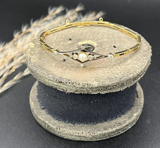 A pearl and diamond antique bracelet in yellow gold and platinum