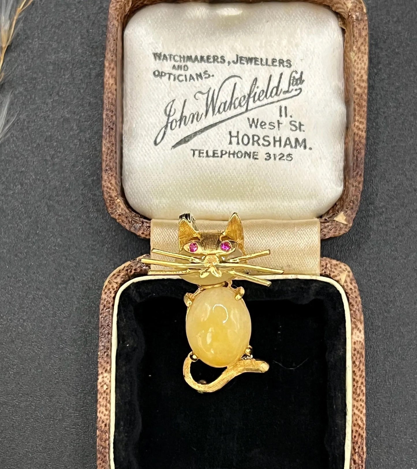 Vintage 18ct Gold Chalcedony Cat Brooch: Ruby Eyes, Italian Design