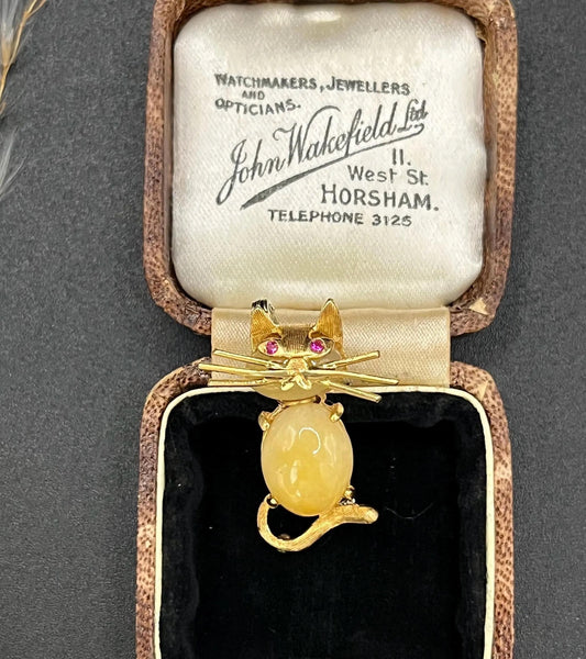 Vintage 18 ct Gold Chalcedony Cat Brooch: Ruby Eyes, Italian Design