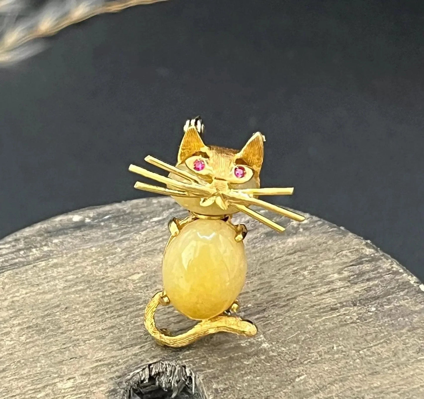Vintage 18ct Gold Chalcedony Cat Brooch: Ruby Eyes, Italian Design