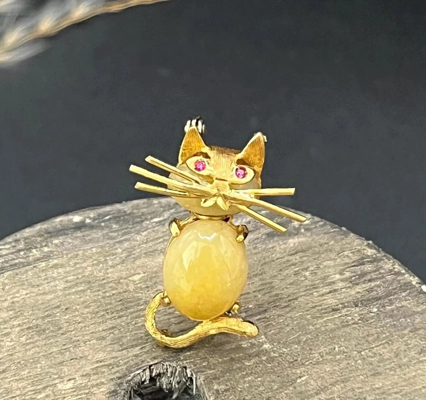 Vintage 18ct Gold Chalcedony Cat Brooch: Ruby Eyes, Italian Design