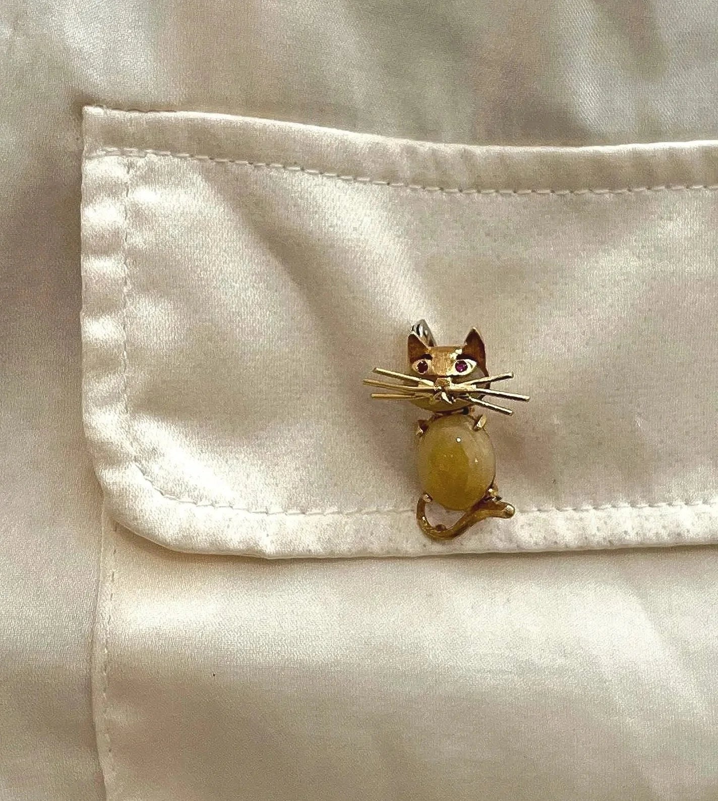 Vintage 18ct Gold Chalcedony Cat Brooch: Ruby Eyes, Italian Design