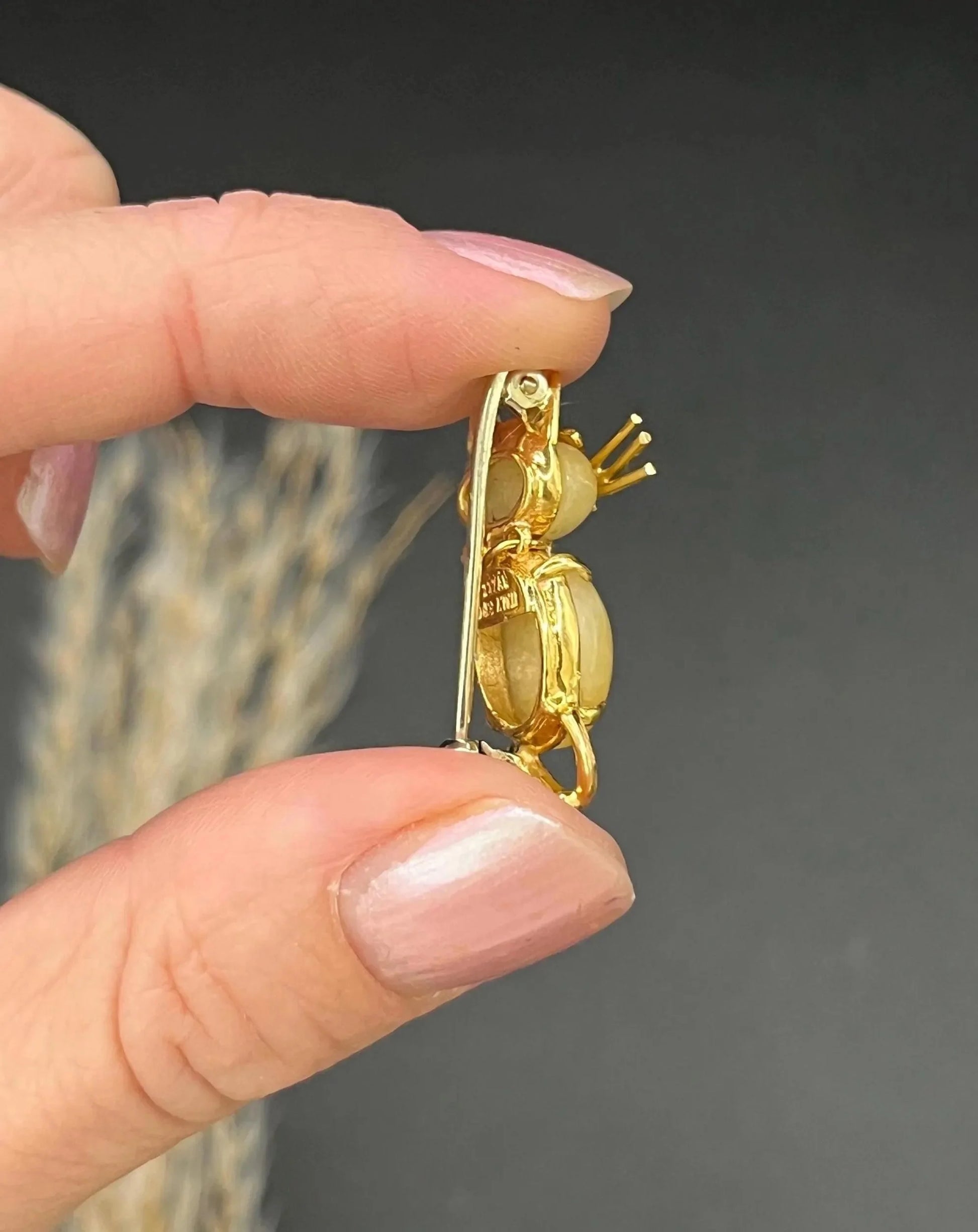 Vintage 18ct Gold Chalcedony Cat Brooch: Ruby Eyes, Italian Design