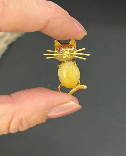 Vintage 18ct Gold Chalcedony Cat Brooch: Ruby Eyes, Italian Design