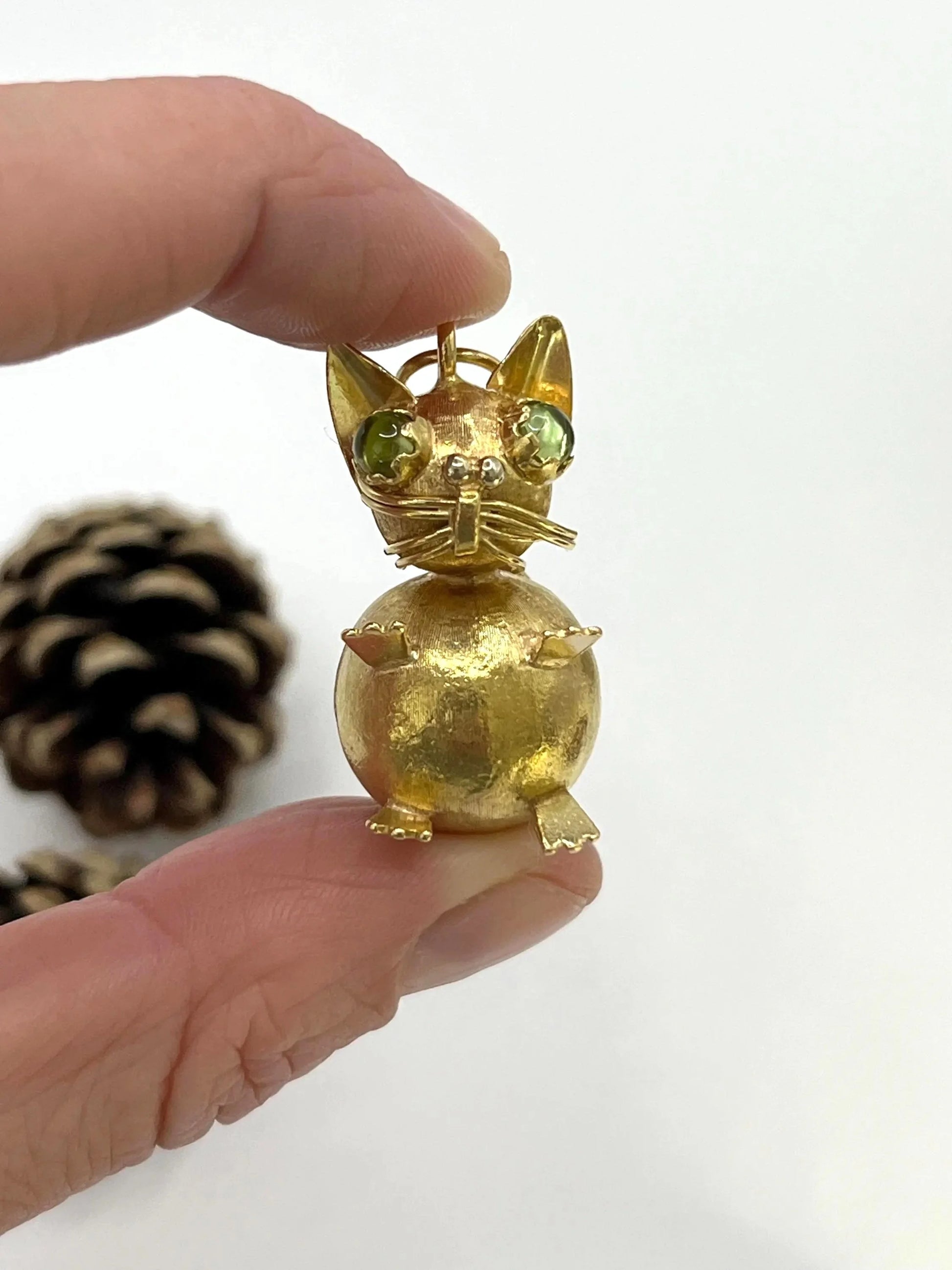 Vintage 18 Carat Yellow Gold Cat Pendant with Peridot Eyes, Circa 1960