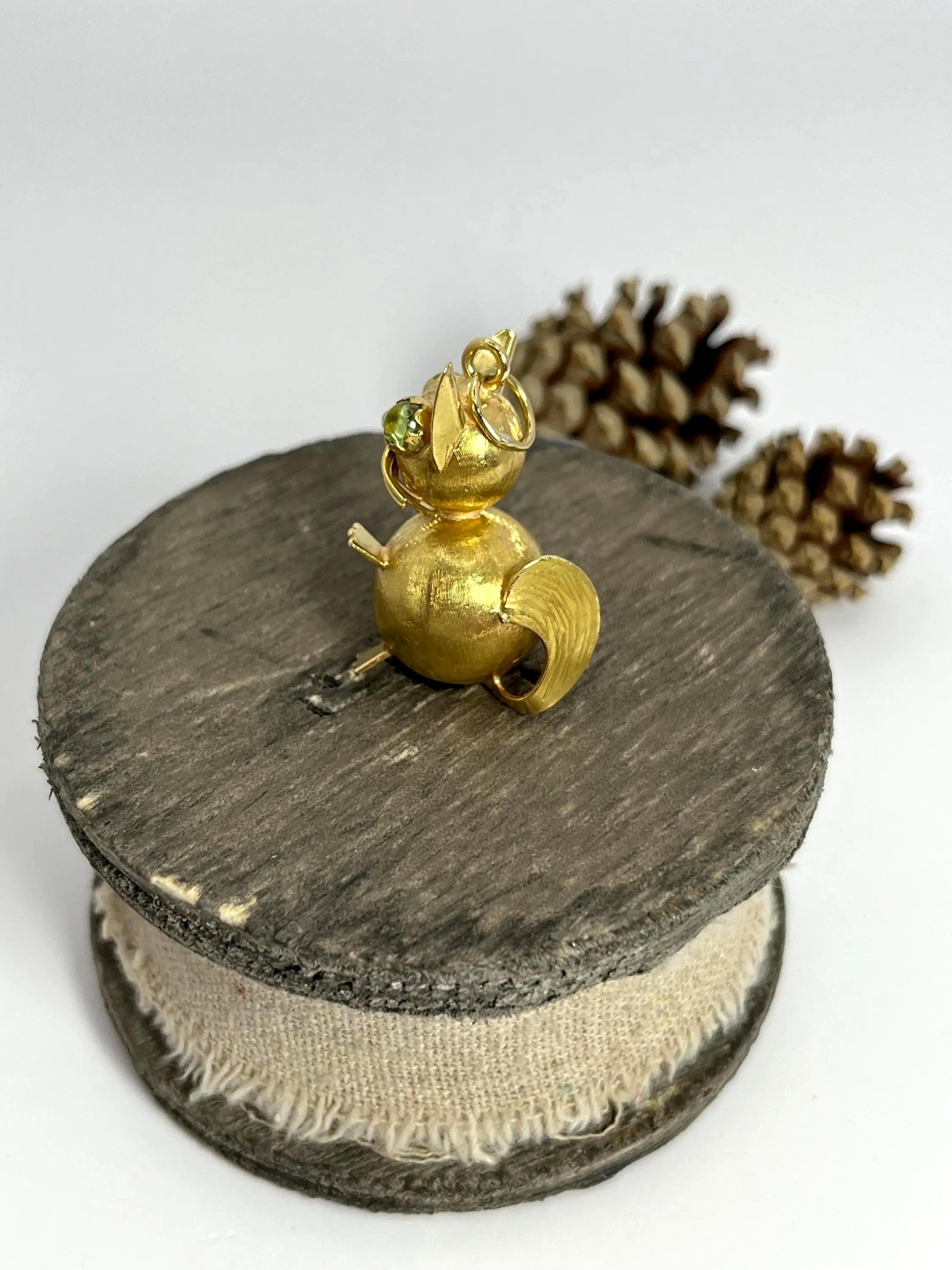 Vintage 18 Carat Yellow Gold Cat Pendant with Peridot Eyes, Circa 1960