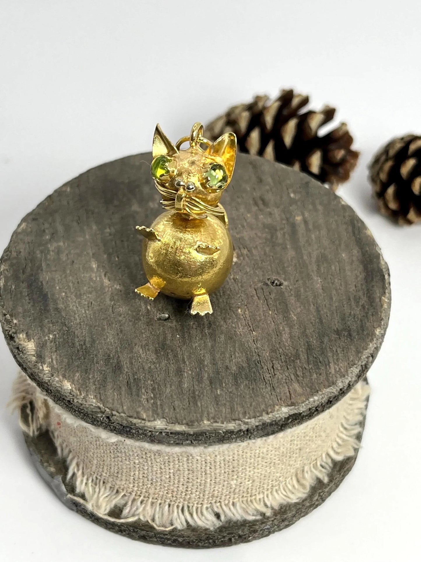 Vintage 18 Carat Yellow Gold Cat Pendant with Peridot Eyes, Circa 1960