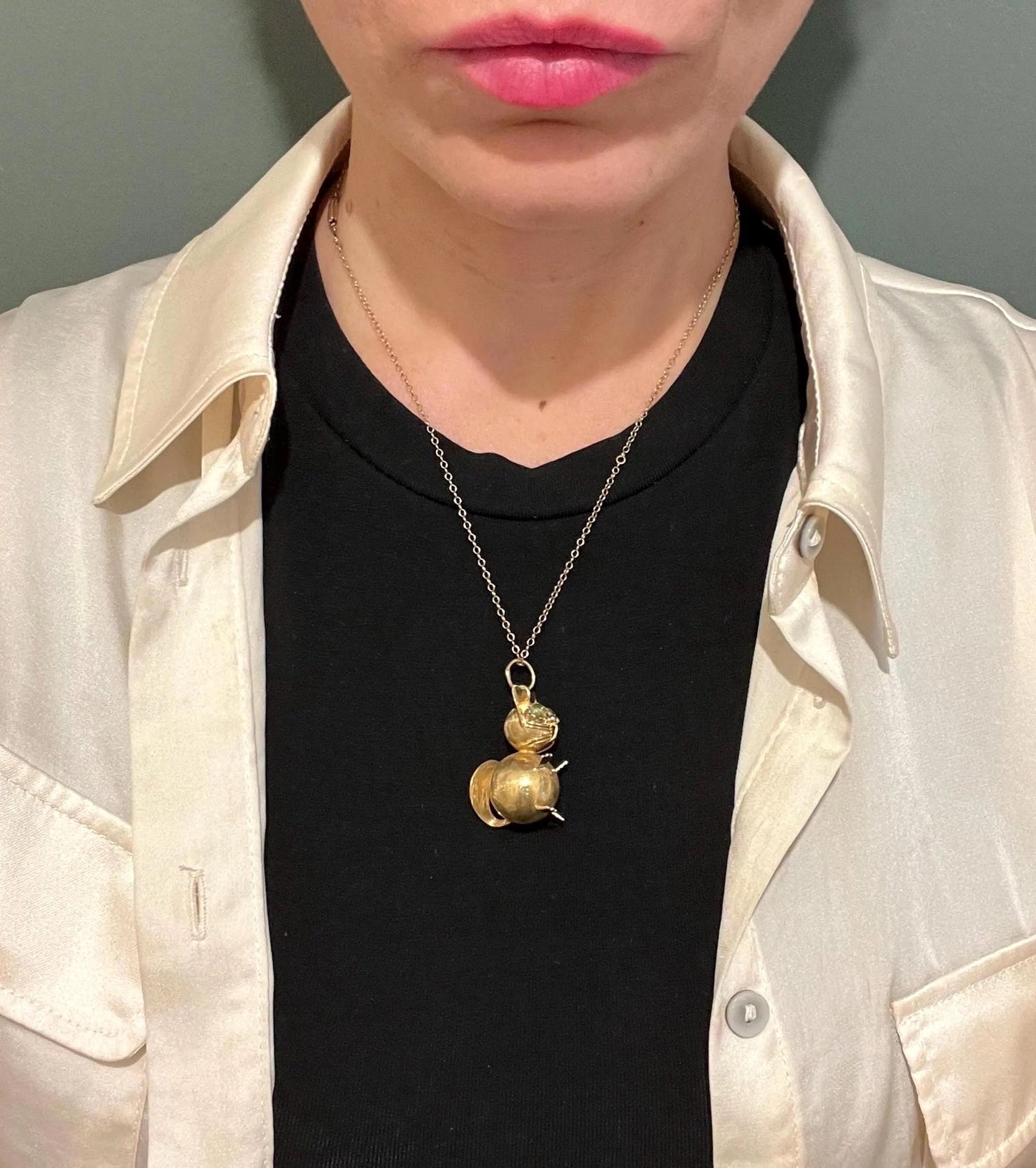 Vintage 18 Carat Yellow Gold Cat Pendant with Peridot Eyes, Circa 1960