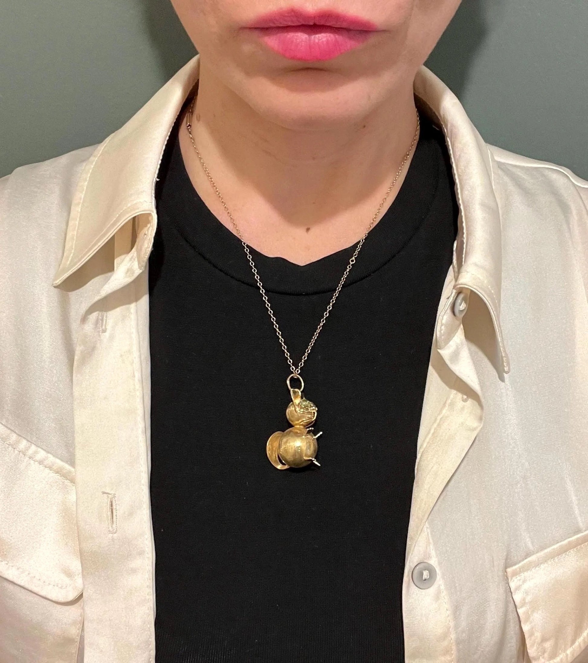 Vintage 18 Carat Yellow Gold Cat Pendant with Peridot Eyes, Circa 1960
