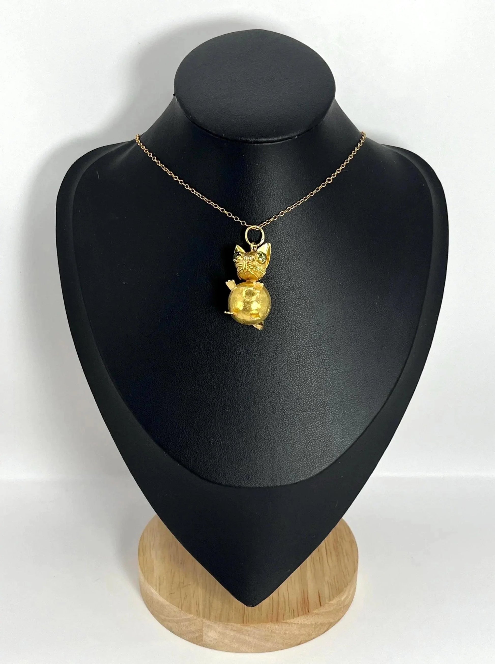 Vintage 18 Carat Yellow Gold Cat Pendant with Peridot Eyes, Circa 1960