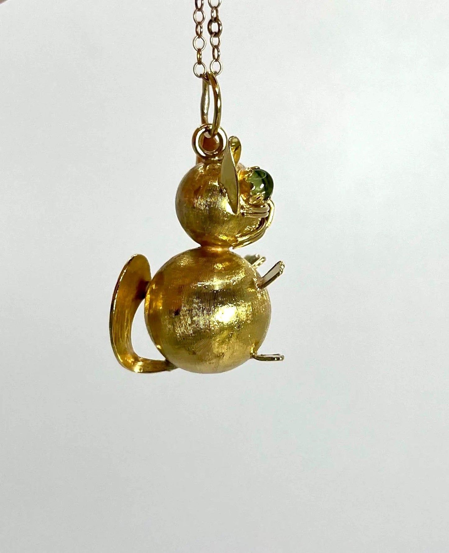 Vintage 18 Carat Yellow Gold Cat Pendant with Peridot Eyes, Circa 1960