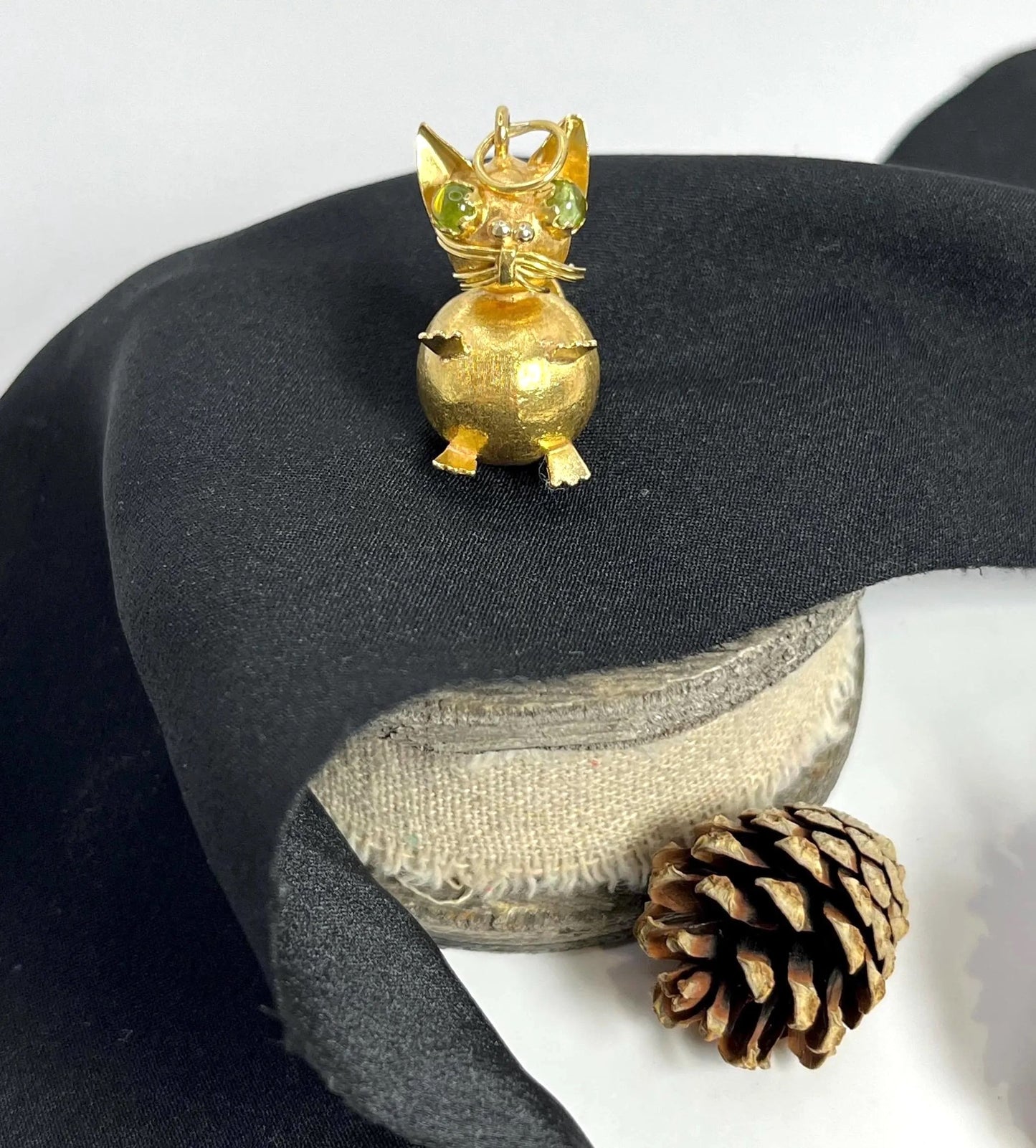 Vintage 18 Carat Yellow Gold Cat Pendant with Peridot Eyes, Circa 1960
