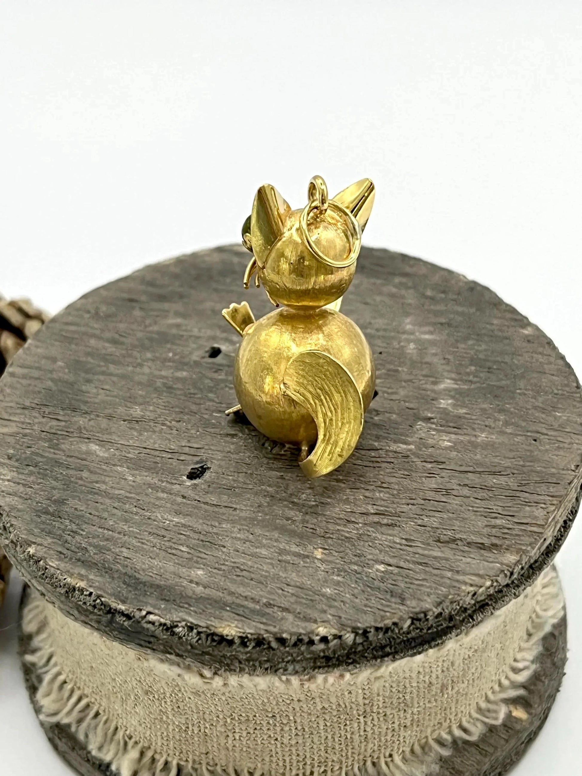 Vintage 18 Carat Yellow Gold Cat Pendant with Peridot Eyes, Circa 1960