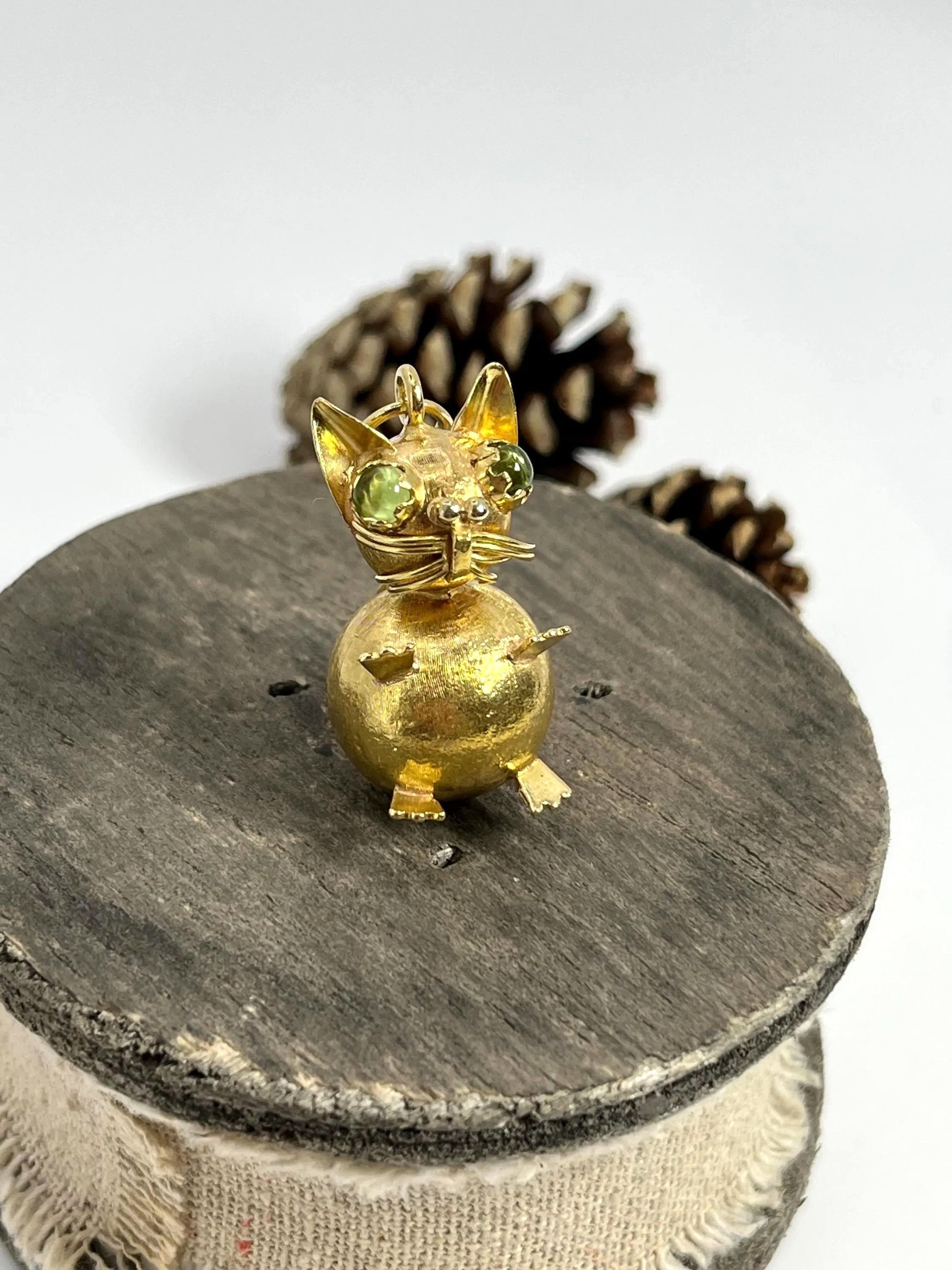 Vintage 18 Carat Yellow Gold Cat Pendant with Peridot Eyes, Circa 1960