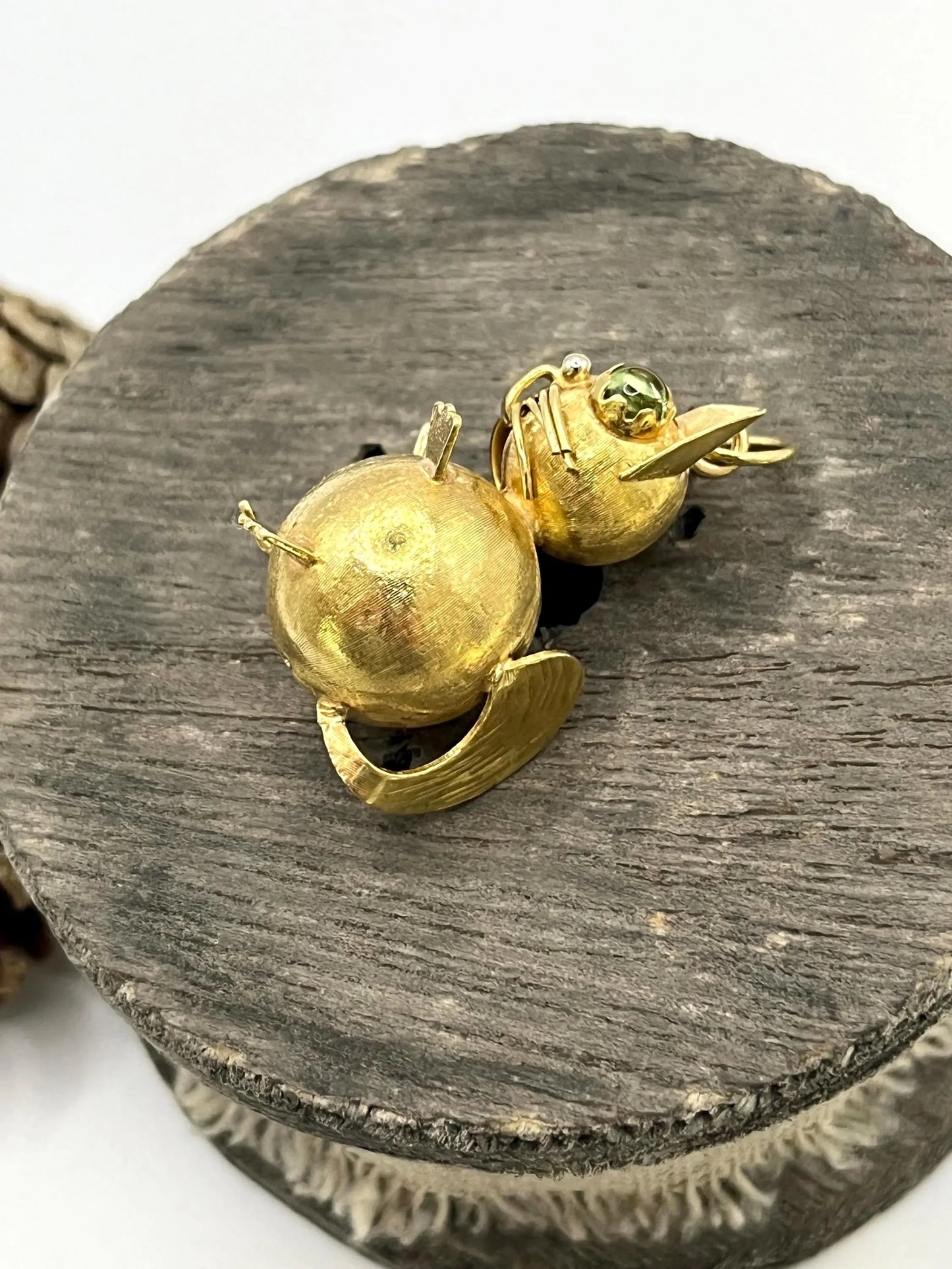 Vintage 18 Carat Yellow Gold Cat Pendant with Peridot Eyes, Circa 1960