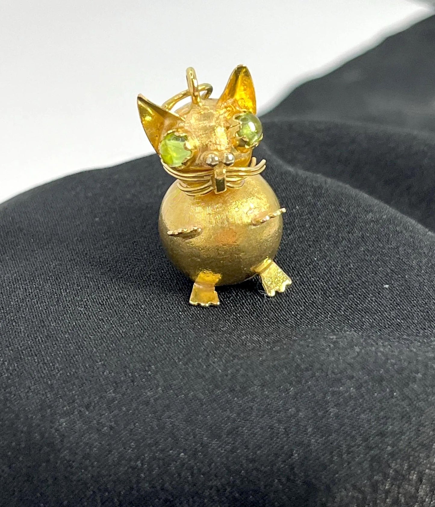 Vintage 18 Carat Yellow Gold Cat Pendant with Peridot Eyes, Circa 1960
