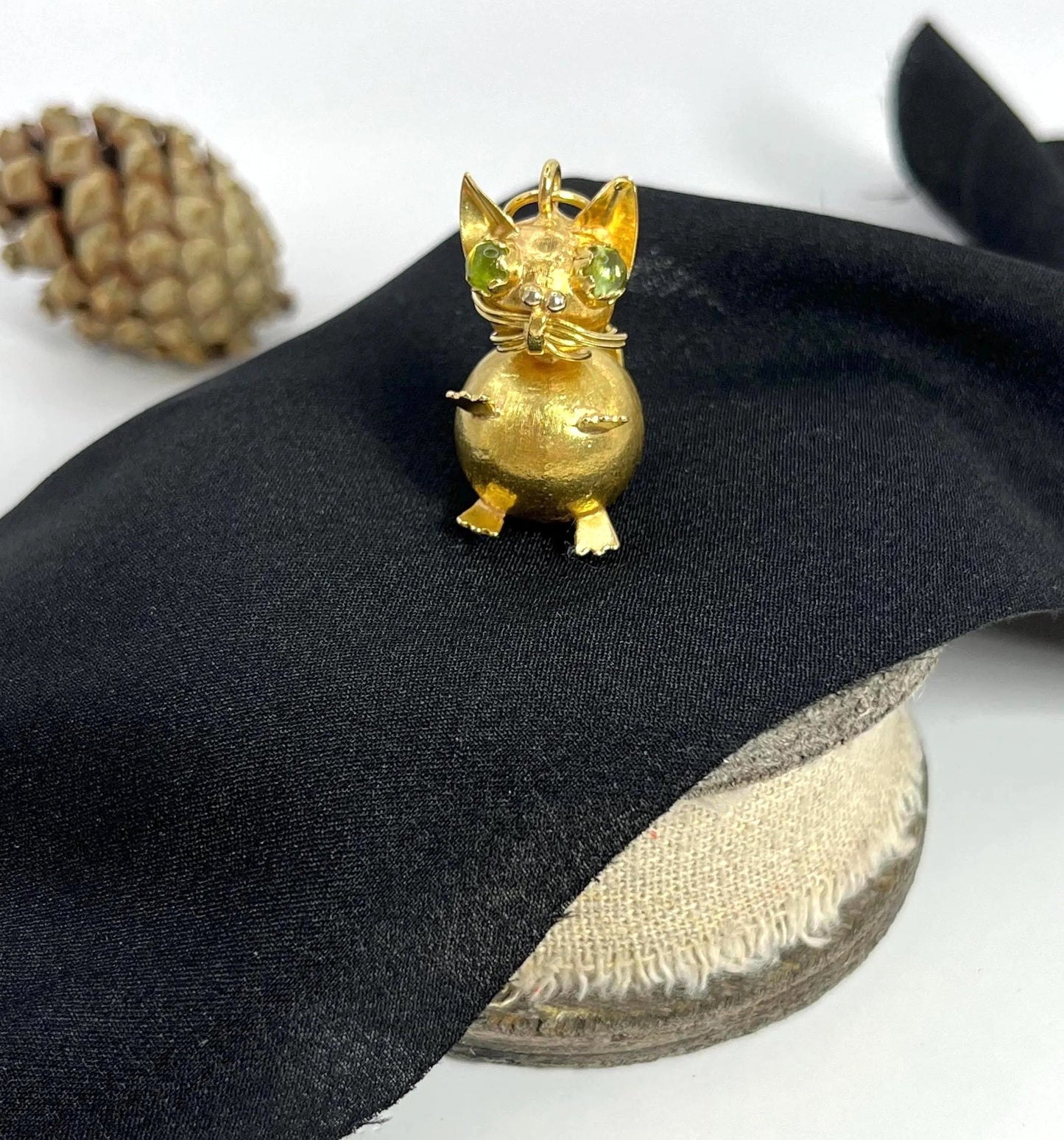 Vintage 18 Carat Yellow Gold Cat Pendant with Peridot Eyes, Circa 1960